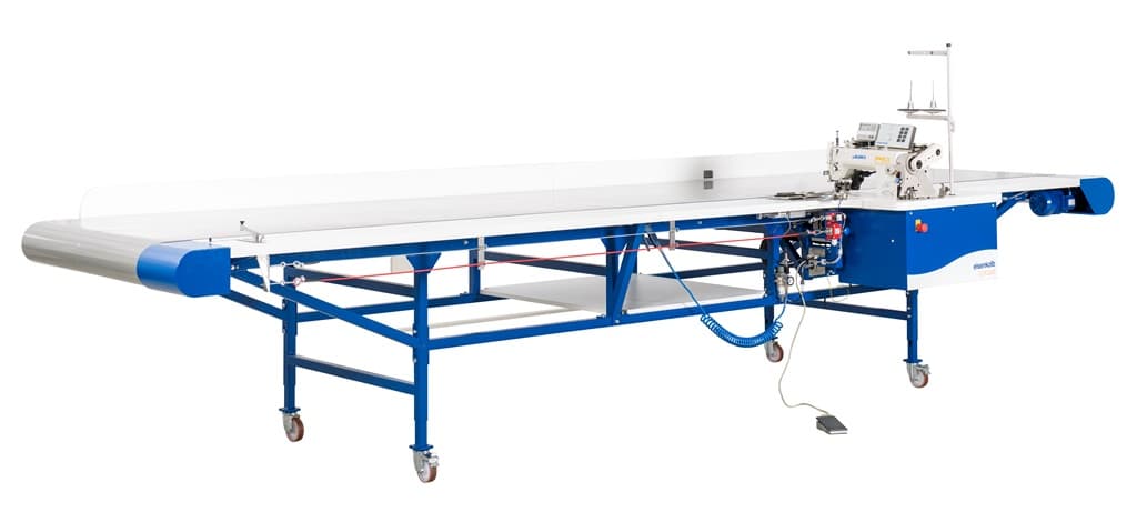Machine de couture avec convoyeur